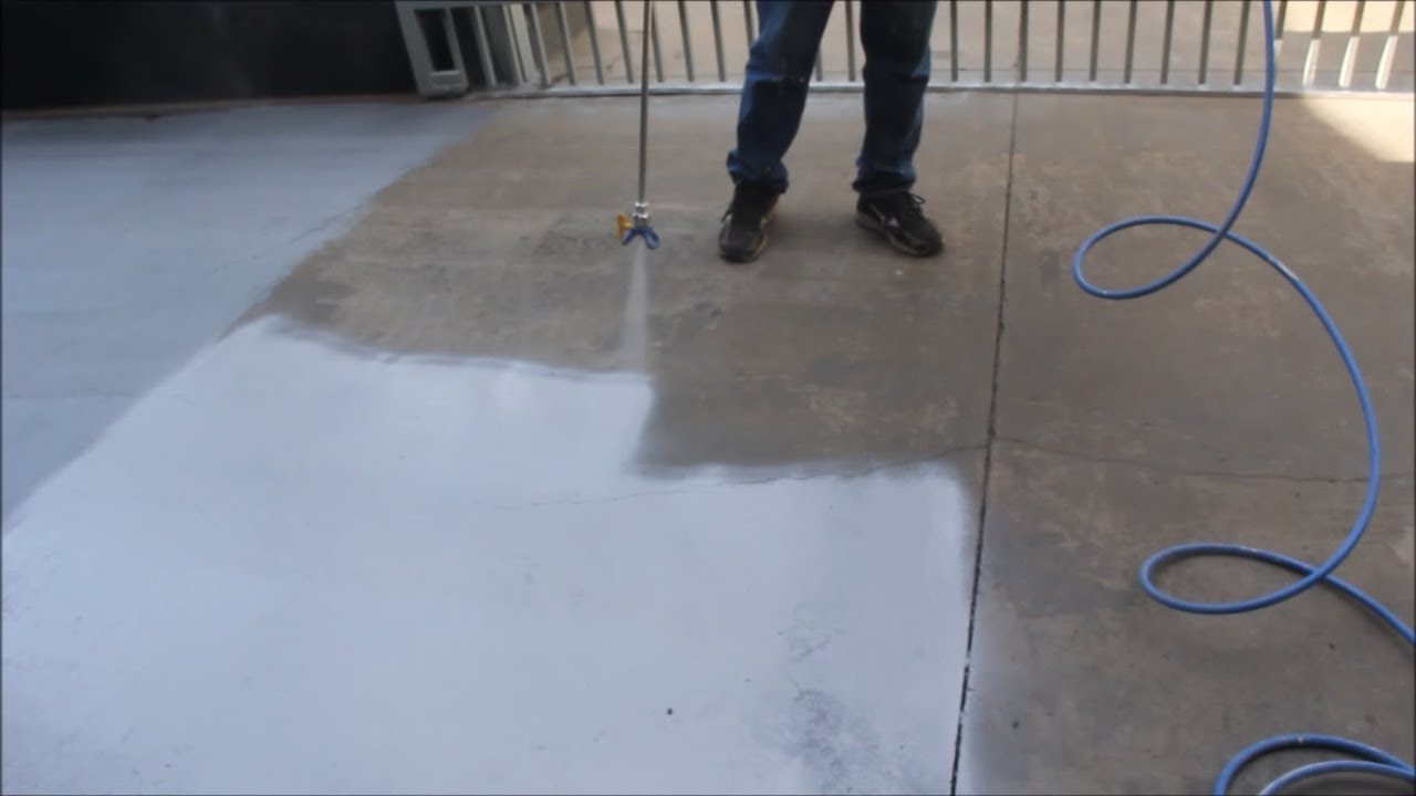 homem pintando o chão com máquina airless